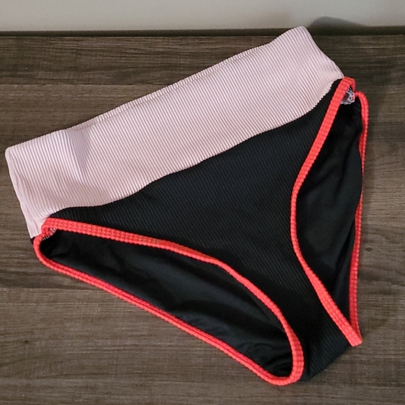 Colorblock Swimsuit - Picture 6 of 7